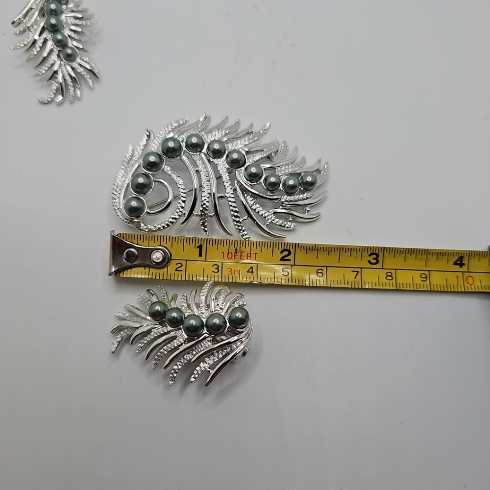Elegant Vintage Sarah Coventry Silver & Gray Brooch Set - Picture 4 of 4